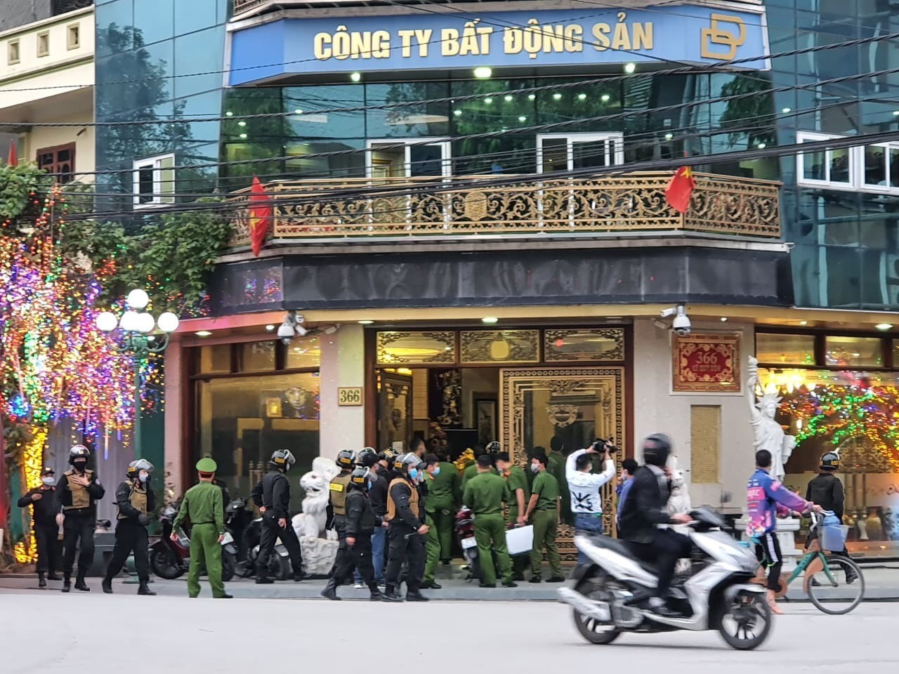 Công an tỉnh Thái Bình tiến hành khám xét khẩn cấp trụ sở Công ty TNHH Đường Dương cũng là nơi ở của cặp vợ chồng đại gia bất động sản chiều 7.4. Ảnh CTV