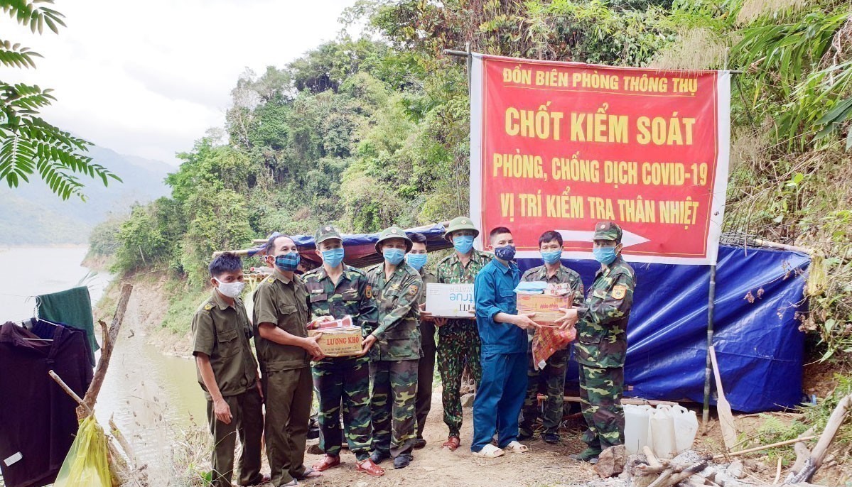 Công tác phòng chống COVID-19 của các chiến sĩ biên phòng nhận được sự quan tâm nhiệt thành của bà con dân bản. Trong ảnh: Người dân bản Lốc (xã Thông Thụ, huyện Quế Phong, tỉnh Nghệ An) đến chốt kiểm soát tặng quà các chiến sĩ đang làm nhiệm vụ.