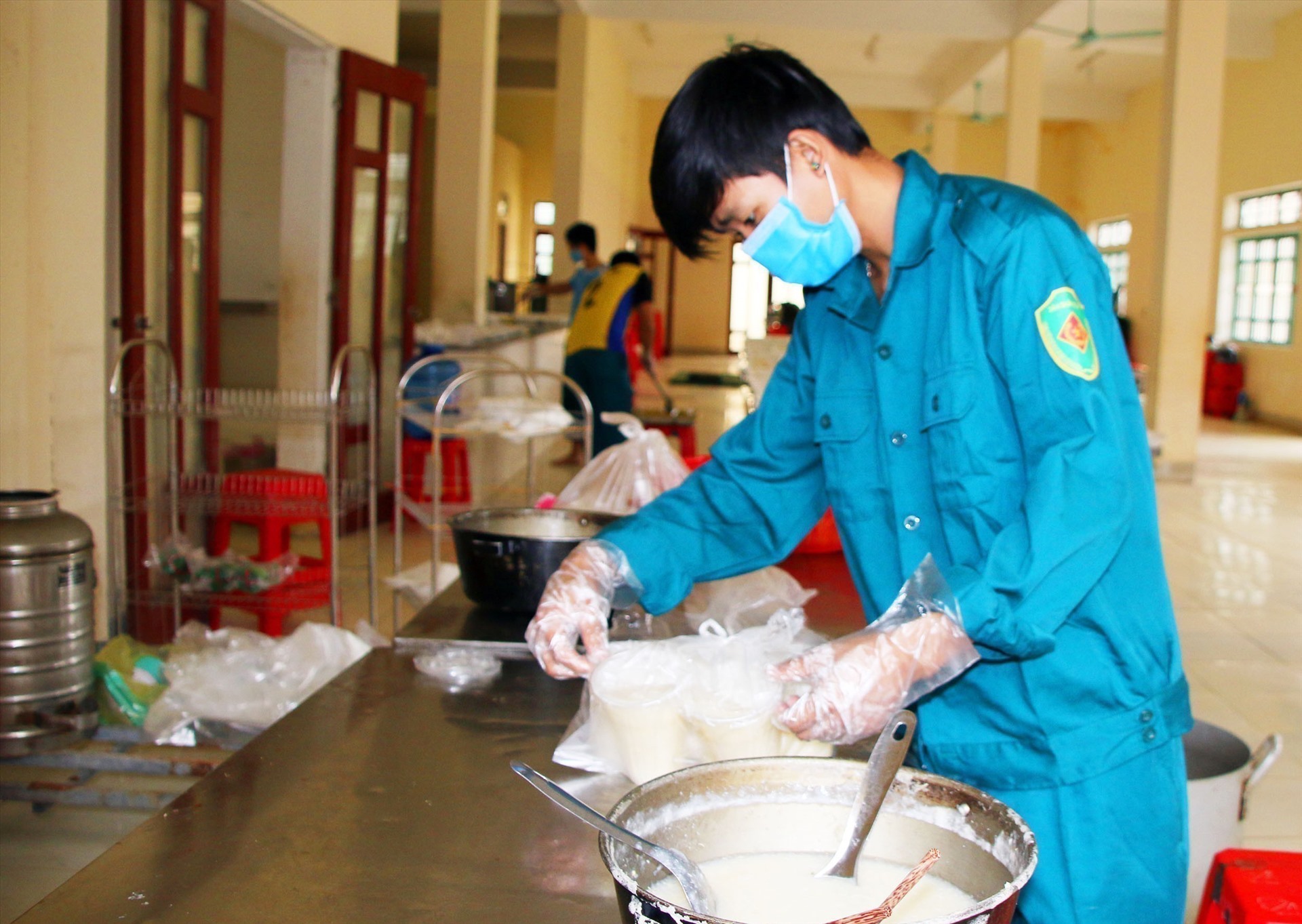 Trong đợt cách ly này, Ban Chỉ huy quân sự huyện Quế Phong huy động hàng chục cán bộ, chiến sĩ phối hợp cùng các lực lượng dân quân tự vệ, công an tham gia phục vụ. Dù là lần đầu tiên tham gia một cuộc cách ly nhưng anh em vẫn biết cách vượt qua những bỡ ngỡ để phục vụ tốt nhất cho bà con. Tại khu cách ly xã Tiền Phong, có một bà mẹ đang mang thai và 17 trẻ em. Hàng ngày, bếp ăn vẫn thường xuyên phục vụ riêng cho các cháu món cháo.