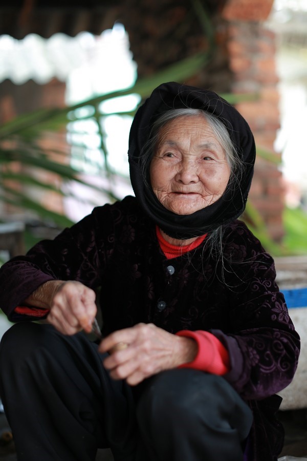 Giã trầu ở chợ quê. Ảnh: An Thành Đạt