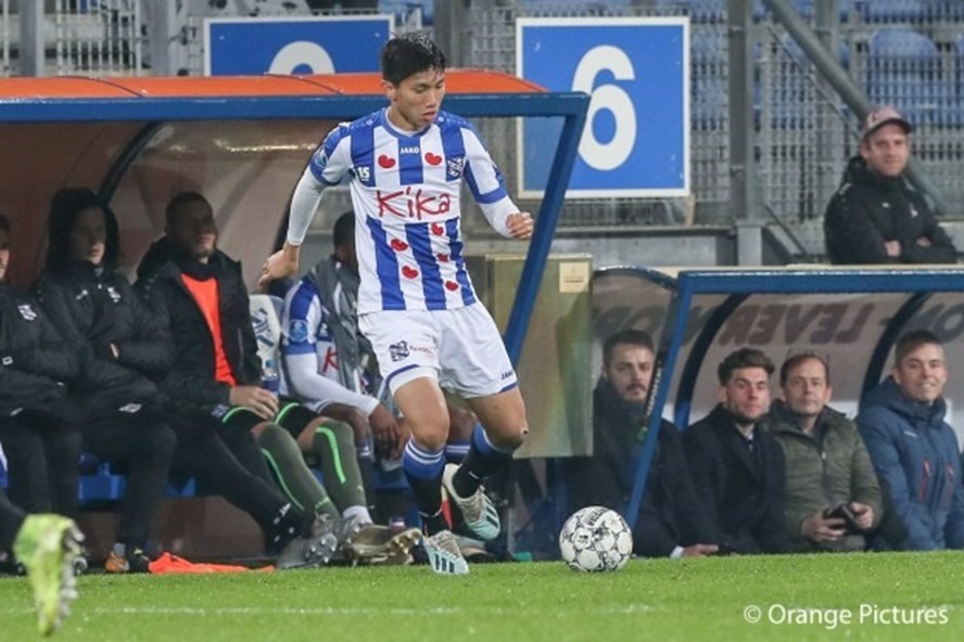 Văn Hậu bị chê không đủ trình khoác áo SC Heerenveen. Ảnh: Proshot.