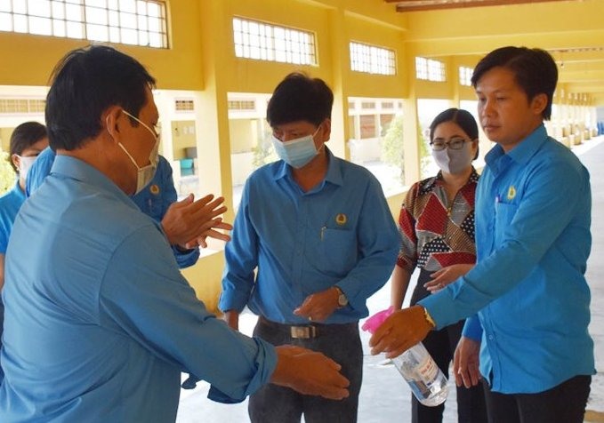 Màu áo xanh công đoàn có mặt kịp thời động viên, chia sẻ khó khăn với công nhân thời đại dịch COVID-19 (ảnh Nhật Hồ)