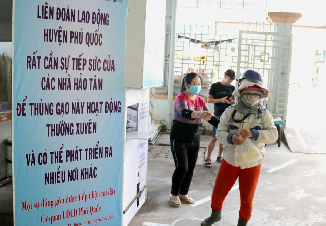 Người lao động đến nhận gạo tại Thùng gạo thiện nguyện. Ảnh: LT