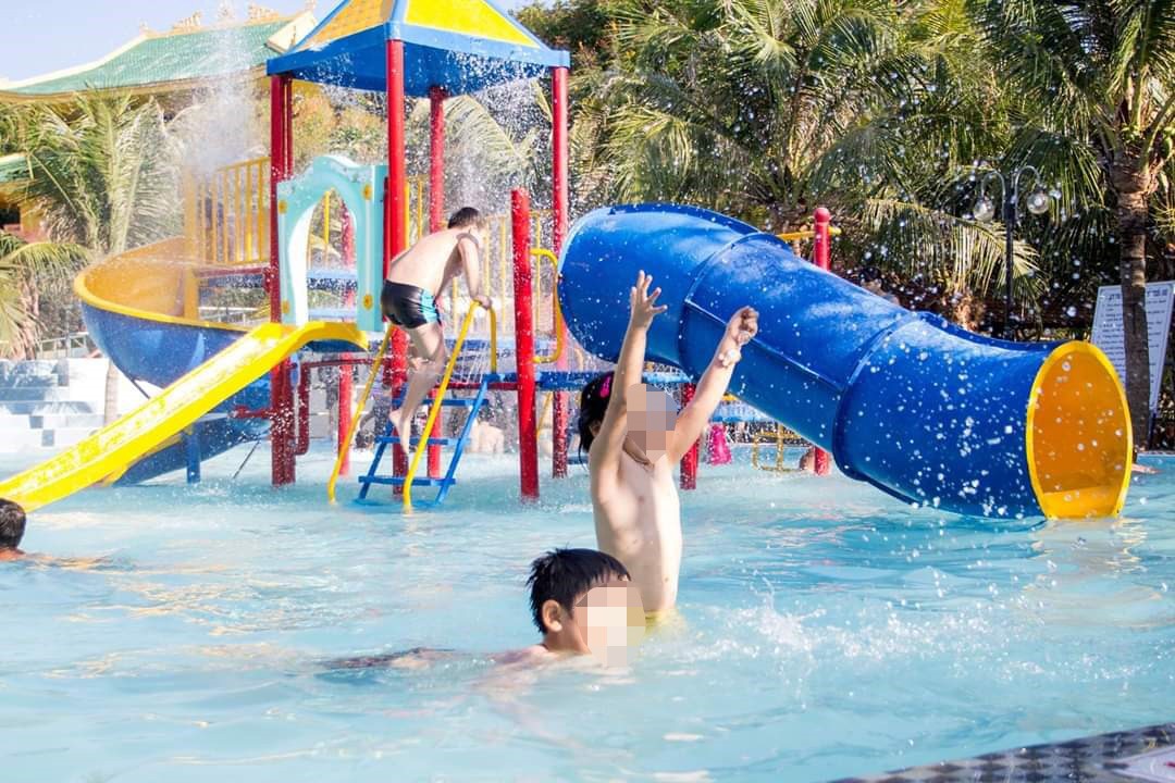 Trẻ em tắm biển tại khu du lịch Hồ Mây (núi Lớn, TP.Vũng Tàu)