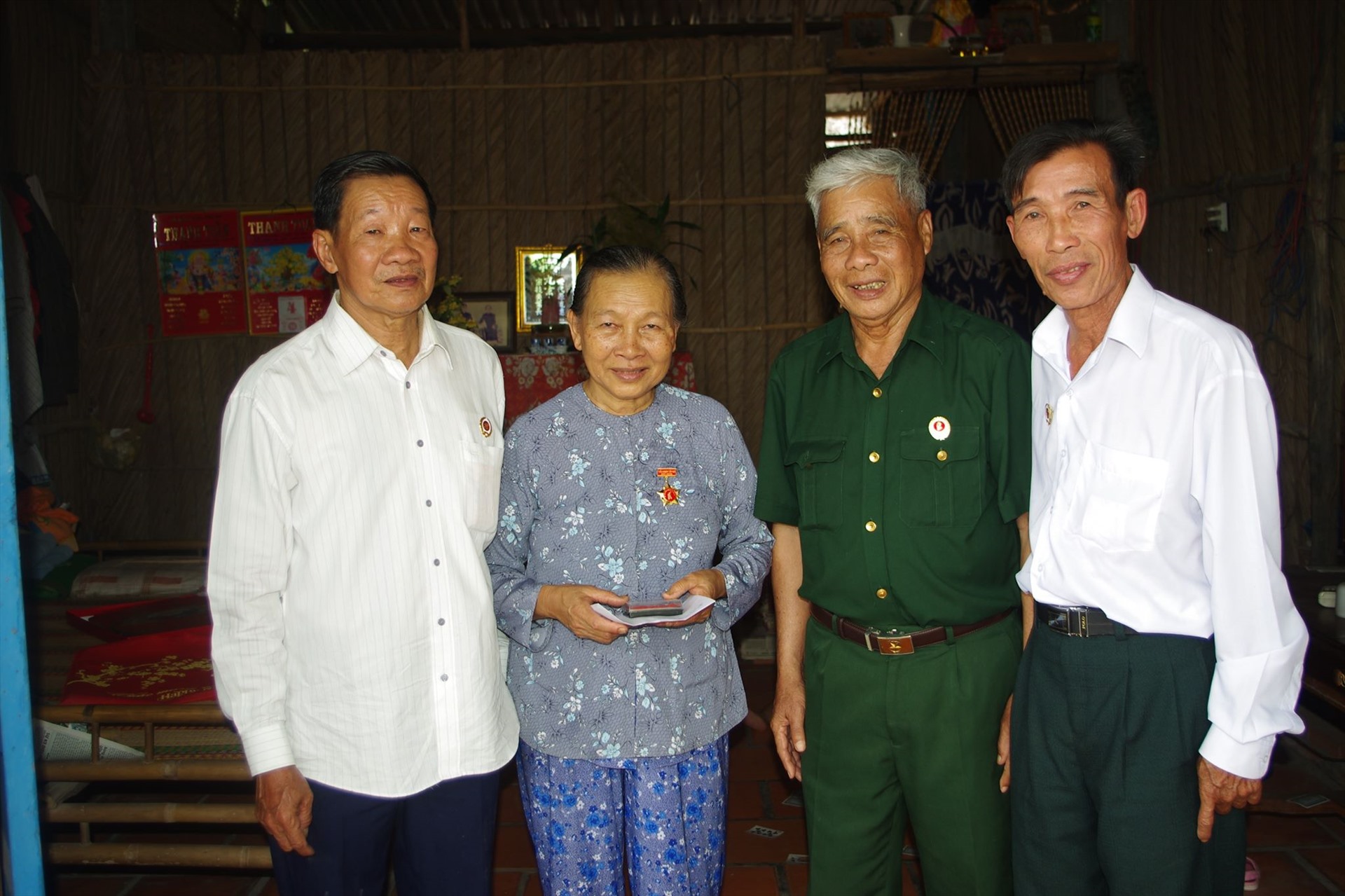 Thiếu tướng Lê Thanh Sơn (thứ hai từ phải sang) đã vận động xây cất hơn 1.000 căn nhà nghĩa tình đồng đội. Ảnh: Nguyễn Thắng.