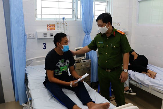 Đại tá Huỳnh Quang Tâm - Bí Thư, Trưởng Phòng PC07 thăm hỏi, động viên CBCS bị thương