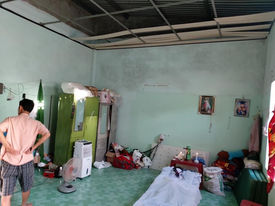 Cả gia đình em Trường phải sống chen chúc trong căn nhà trọ ọp ẹp rộng vài chục mét vuông. Ảnh: Đoàn Hải