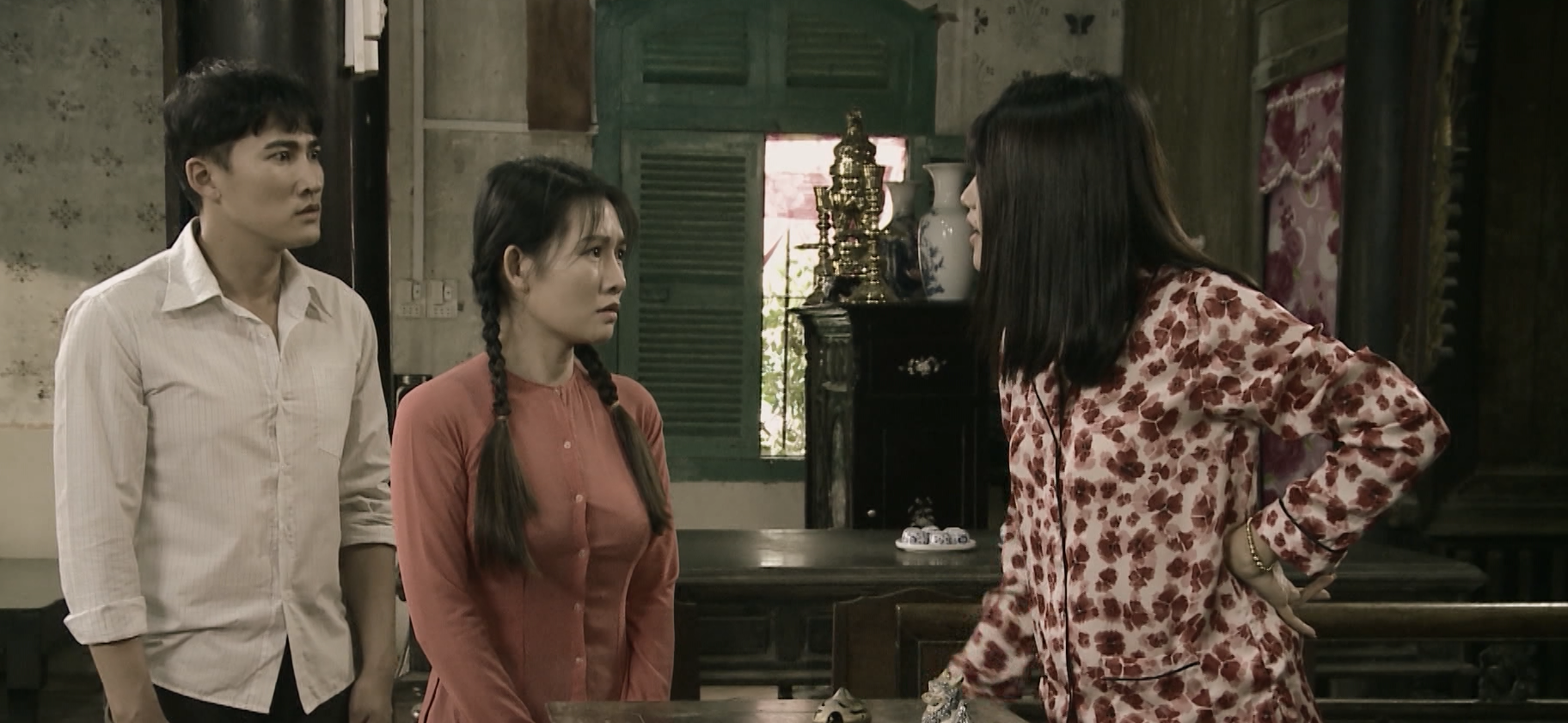 Diệu bị mẹ và em gái Phong hăm doạ. Ảnh: Mẹ ghẻ.