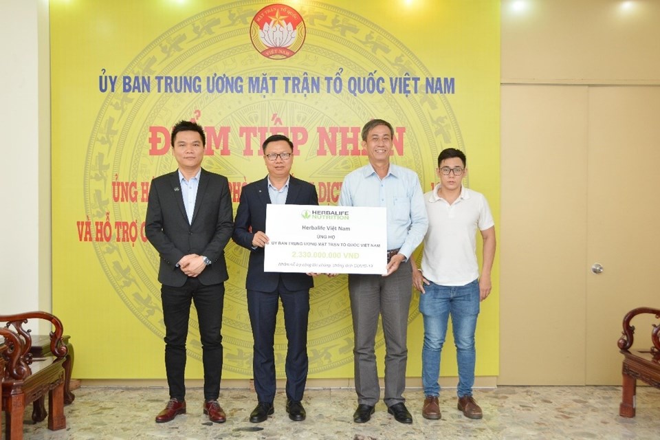Ông Vũ Văn Thắng (thứ 2 từ trái qua), Tổng Giám Đốc Herbalife Việt Nam và Campuchia trao tiền ủng hộ cho Ban Đại Diện Phía Nam - UBTUMTTQVN. Ông Vũ Văn Thắng (thứ 2 từ trái qua), Tổng Giám Đốc Herbalife Việt Nam và Campuchia trao tiền ủng hộ cho Ban Đại Diện Phía Nam - UBTUMTTQVN.