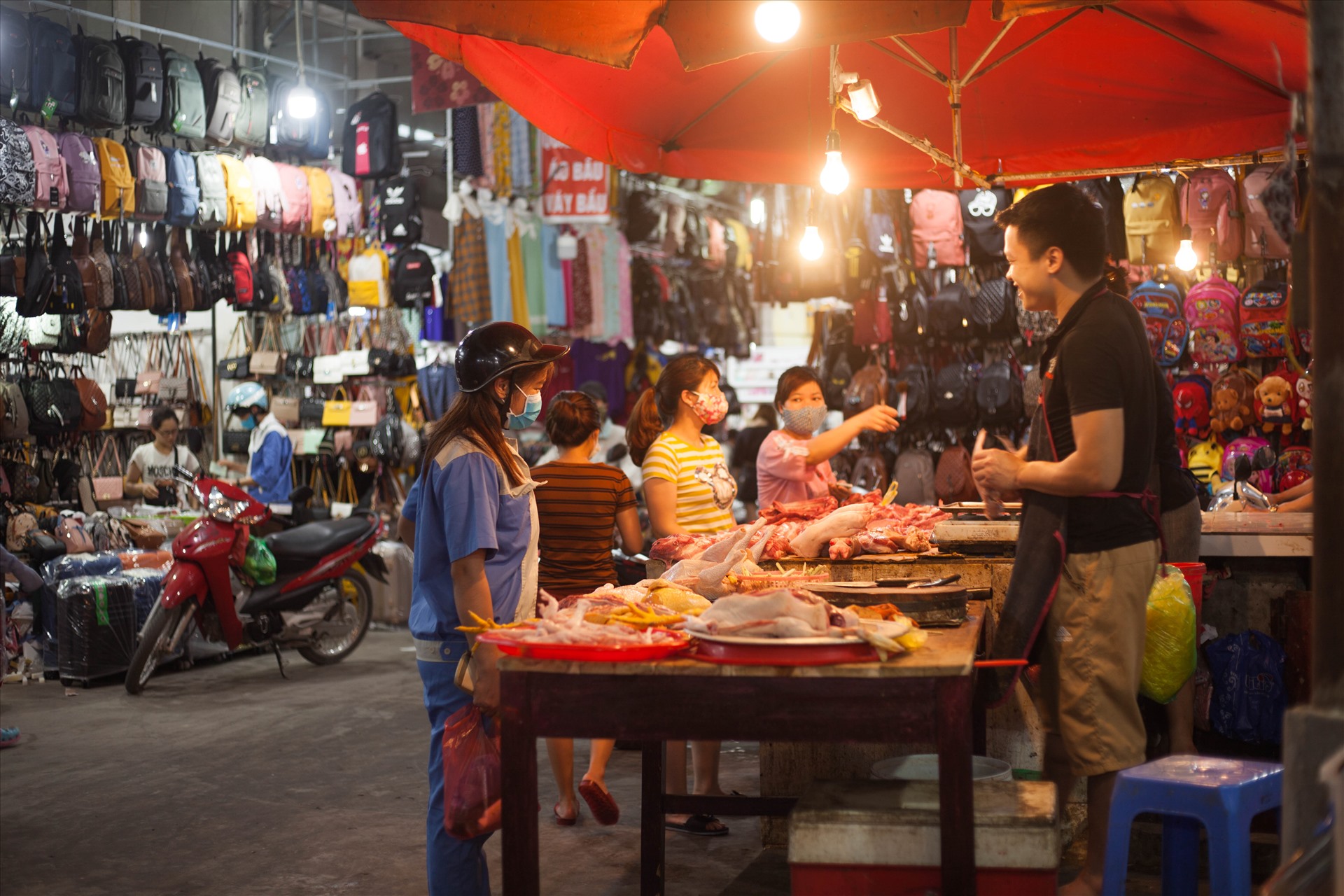Các hàng thịt ở chợ Mun vắng người mua. Ảnh: Hiền Thanh