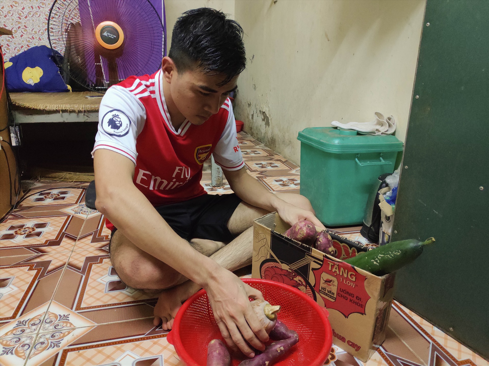 Giá thịt lợn đắt các công nhân chọn giải pháp về quê lấy đồ dự trữ ăn dần. Ảnh: Hiền Thanh