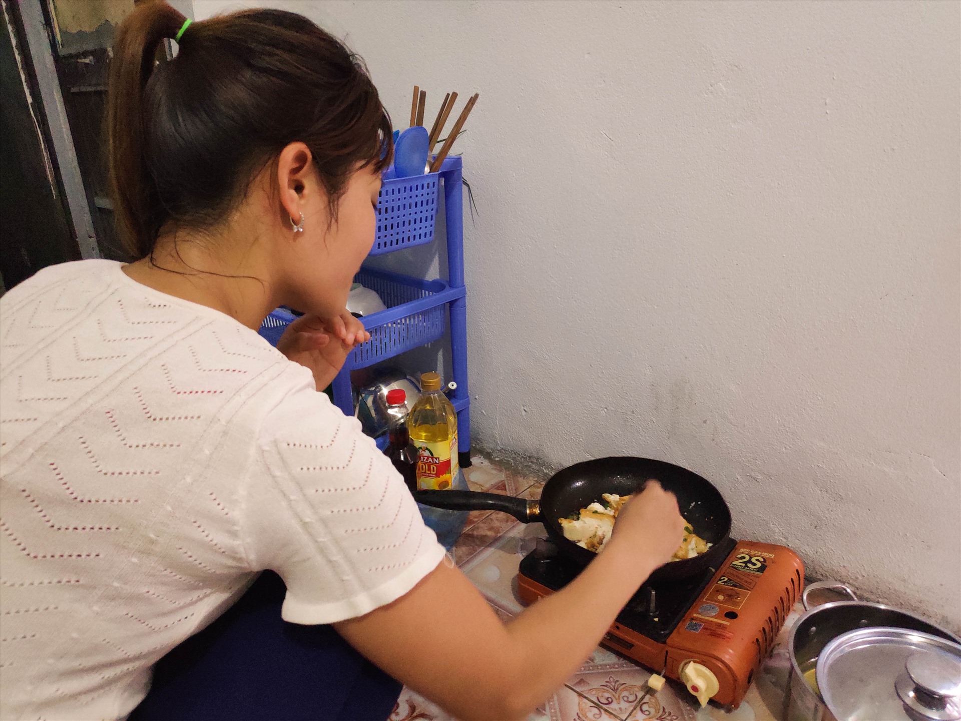 Thịt lợn được công nhân thay bằng trứng, đậu trong các bữa ăn để giảm chi phí sinh hoạt. Ảnh: Hiền Thanh