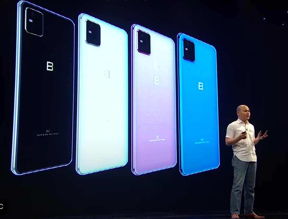 CEO Nguyễn Tử Quảng giới thiệu Bphone B86 trong buổi lễ ra mắt. Được biết, giá bán của B86 là 8.99 triệu đồng, B86s khoảng 9.99 triệu đồng. Ảnh chụp màn hình