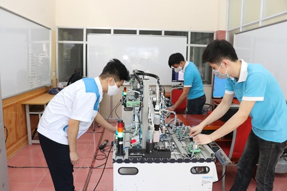 Sinh viên Trường Cao đẳng Cơ điện Hà Nội luyện thi tay nghề. Ảnh ĐN Sinh viên Trường Cao đẳng Cơ điện Hà Nội luyện thi tay nghề. Ảnh ĐN