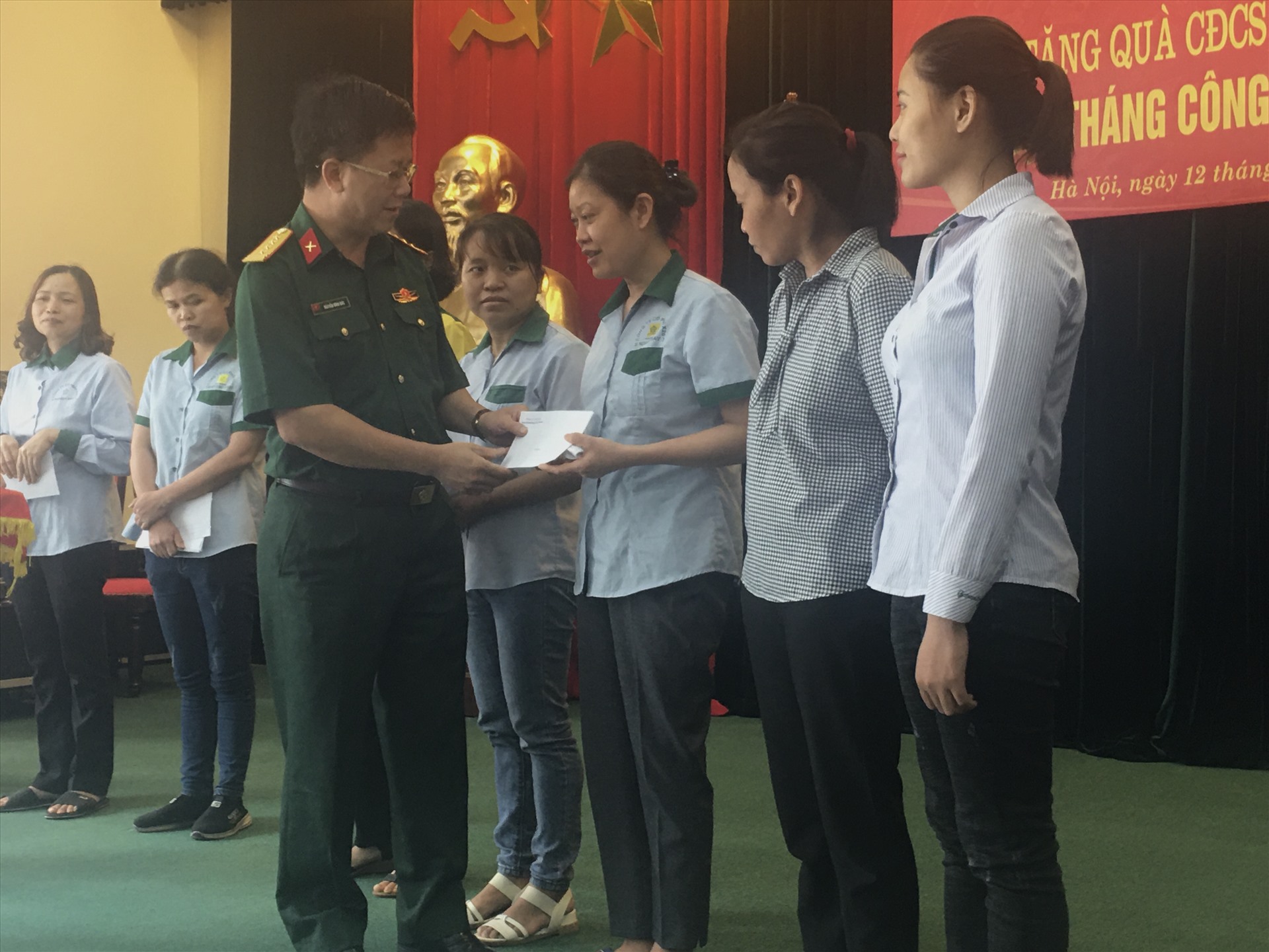 Đại tá Nguyễn Đình Đức - Trưởng ban Công đoàn Quốc phòng thăm hỏi đoàn viên Công đoàn Công ty Cổ phần X20. Ảnh:T.E.A