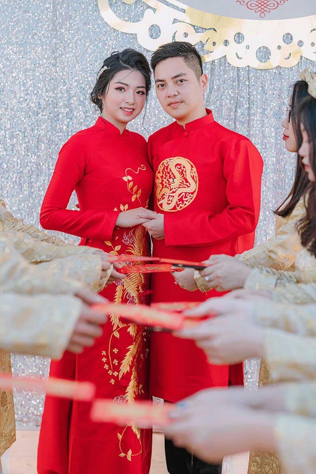 Cả hai hứa rằng, sẽ mãi nắm chặt tay nhau trên đoạn đường phía trước. Ảnh: Quang Đoàn