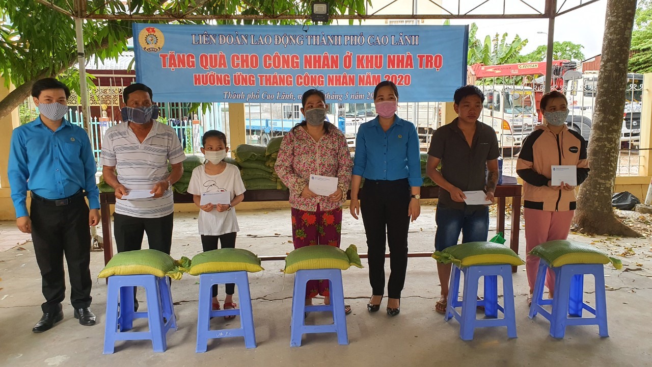 LĐLĐ TP Cao Lãnh tặng quà cho công nhân. Ảnh: HL