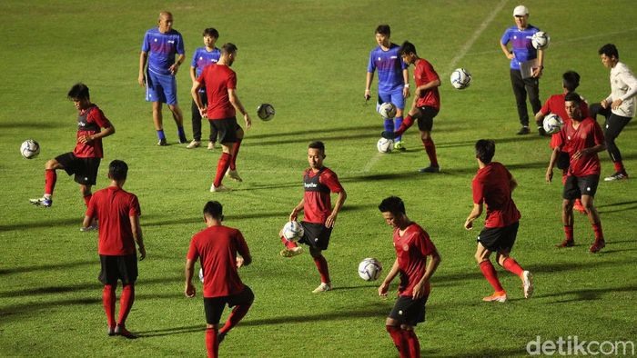 Huấn luyện viên Shin Tae-yong chưa có trận ra mắt cho tuyển Indonesia do dịch COVID-19. Ảnh: Sport Detik.