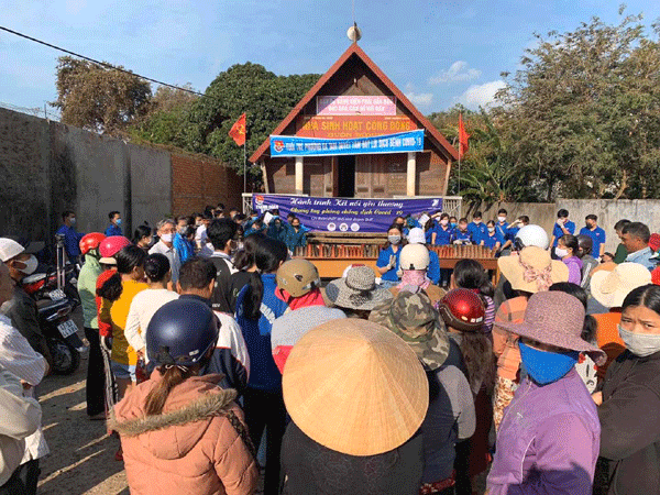 Đoàn thanh niên tổ chức tài trợ học bổng, khẩu trang, nước rửa tay cho người dân, dọn dẹp vệ sinh và tuyên truyền công tác phòng chống dịch tại Buôn M’Duk - Ea Tam. Ảnh: CĐVNPT