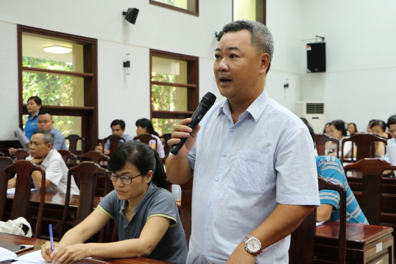 Một người sử dụng lao động trao đổi những phát sinh, vướng mắc tại hội nghị. Ảnh: P. Đạt.