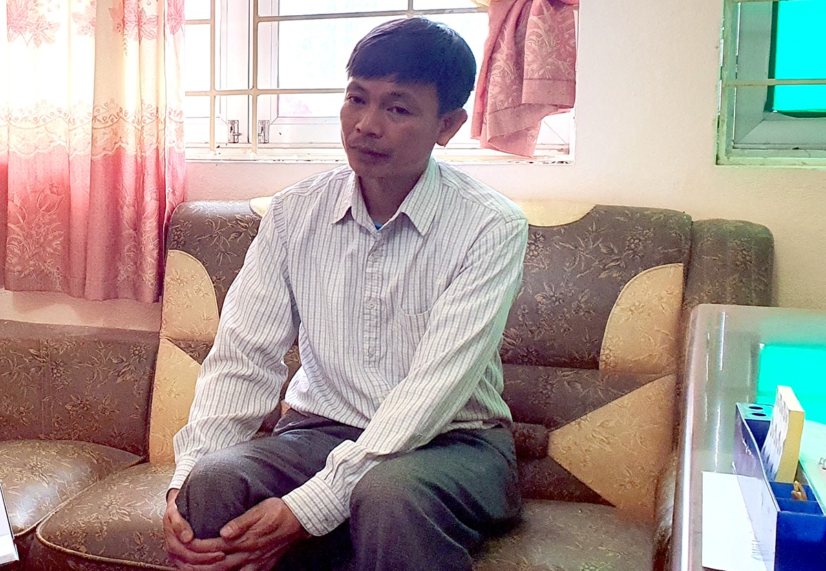 Chủ tịch UBND xã Minh Lương Hứa Văn Minh buồn bã nói về hệ quả của việc khai thác vàng. Ảnh: LN.