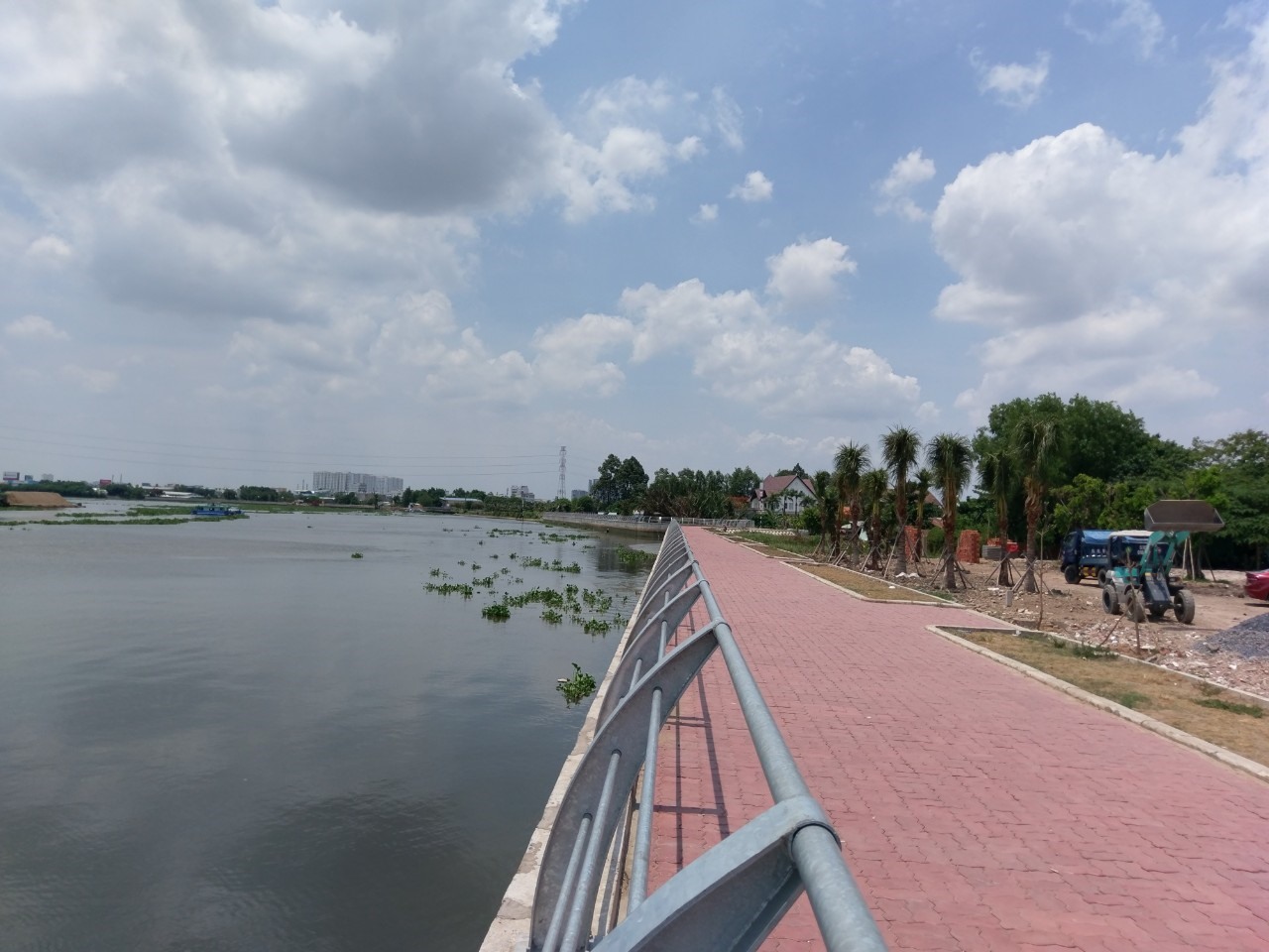 TPHCM trời trong xanh, chất lượng không khí cải thiện đáng kể sau giãn cách. Ảnh: Minh Quân