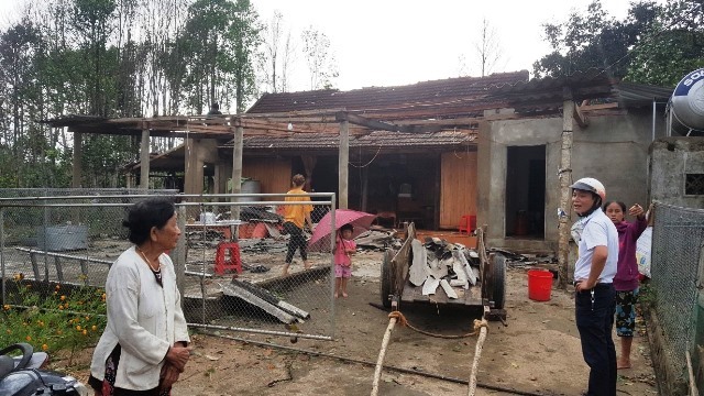 Nhà dân bị tốc mái do lốc xoáy. Ảnh: Hương Xuân