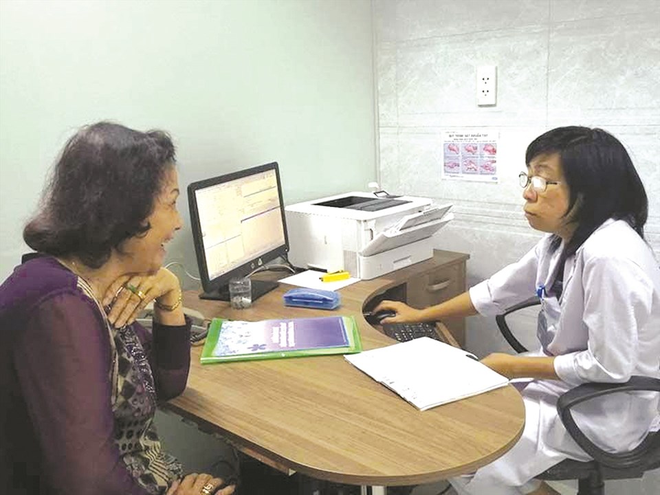 Bác sĩ tư vấn, điều trị cho bệnh nhân. Ảnh: Bệnh viện cung cấp Bác sĩ tư vấn, điều trị cho bệnh nhân. Ảnh: Bệnh viện cung cấp