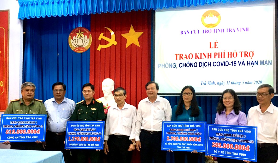 Trà Vinh trao gần 5 tỉ đồng hỗ trợ phòng chống COVID-19 và hạn mặn.