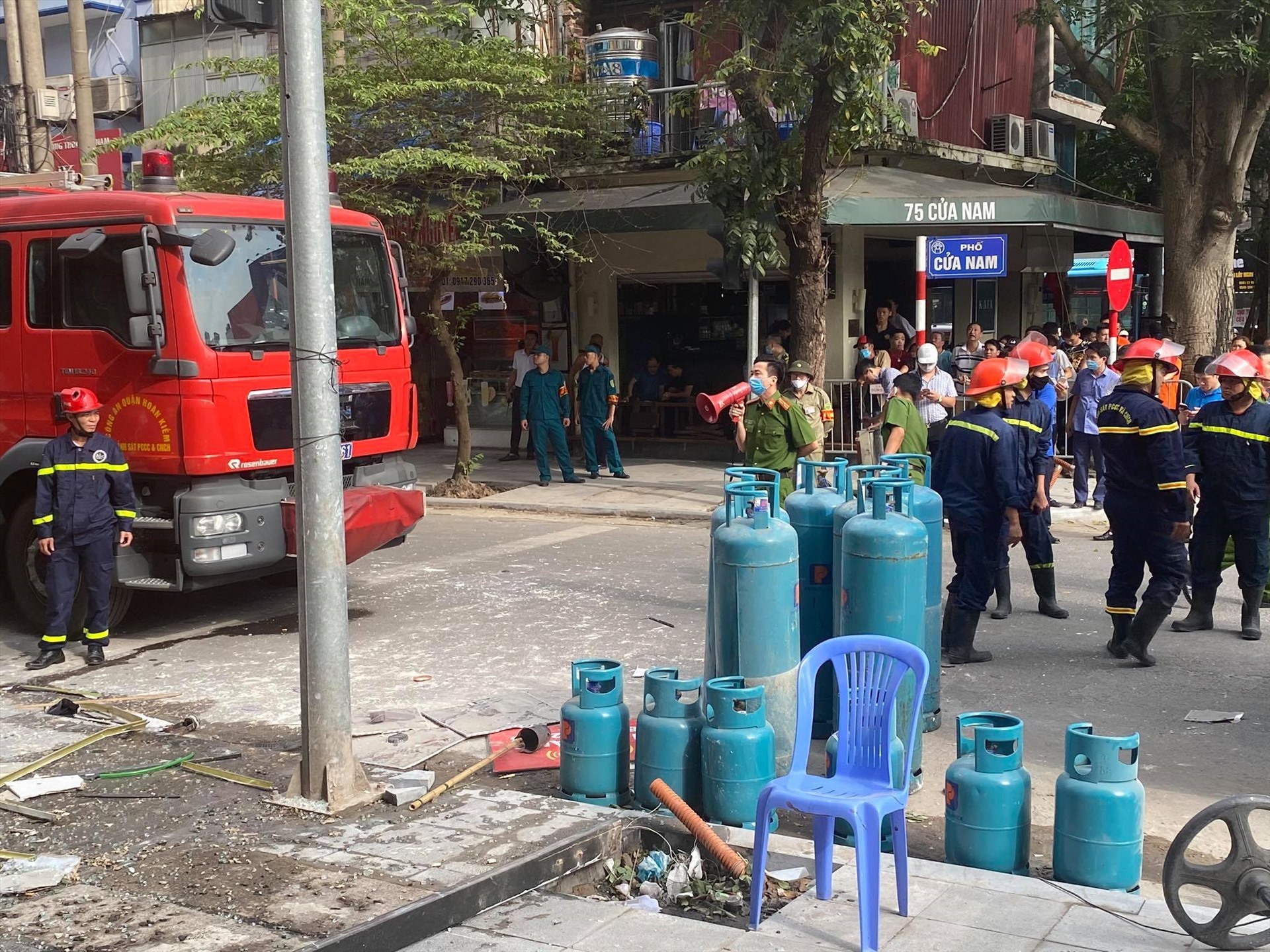 Nhiều bình ga đã được đưa ra ngoài. Ảnh: CTV