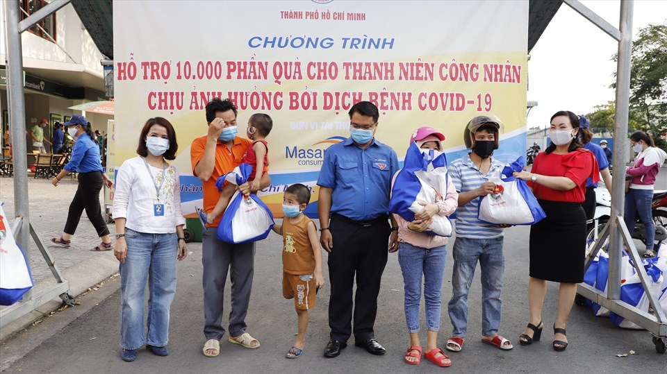 Đại diện Masan Consumer và Thành đoàn Tp. Hồ Chí Minh trao quà cho các công nhân. Đại diện Masan Consumer và Thành đoàn Tp. Hồ Chí Minh trao quà cho các công nhân.