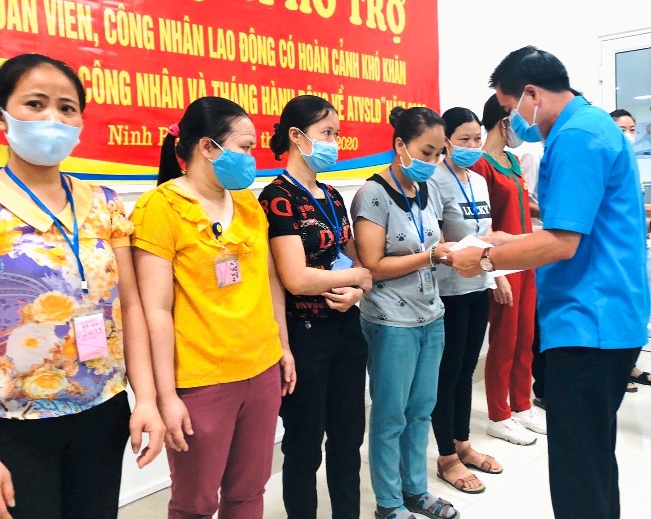 Ông Dương Đức Khanh, Chủ tịch LĐLĐ tỉnh Ninh Bình tặng quà cho CNLĐ tại Công ty TNHH Ever Great International. Ảnh: NT