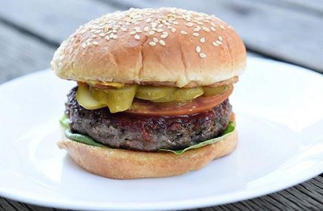 Một chiếc bánh hamburger có thịt nhân tạo từ thực vật. Ảnh: ST