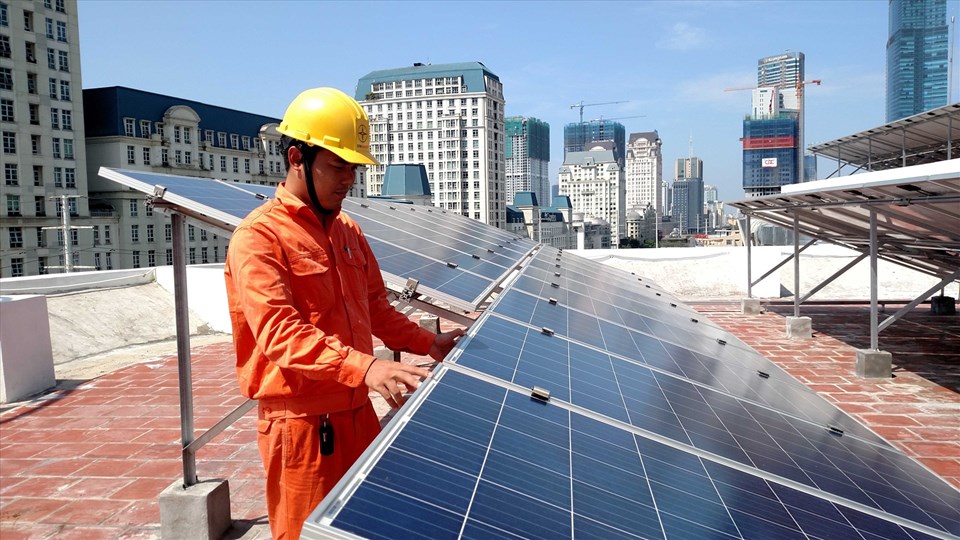 Lắp điện mặt trời mái nhà tại TPHCM. Ảnh Đức Long Lắp điện mặt trời mái nhà tại TPHCM. Ảnh Đức Long