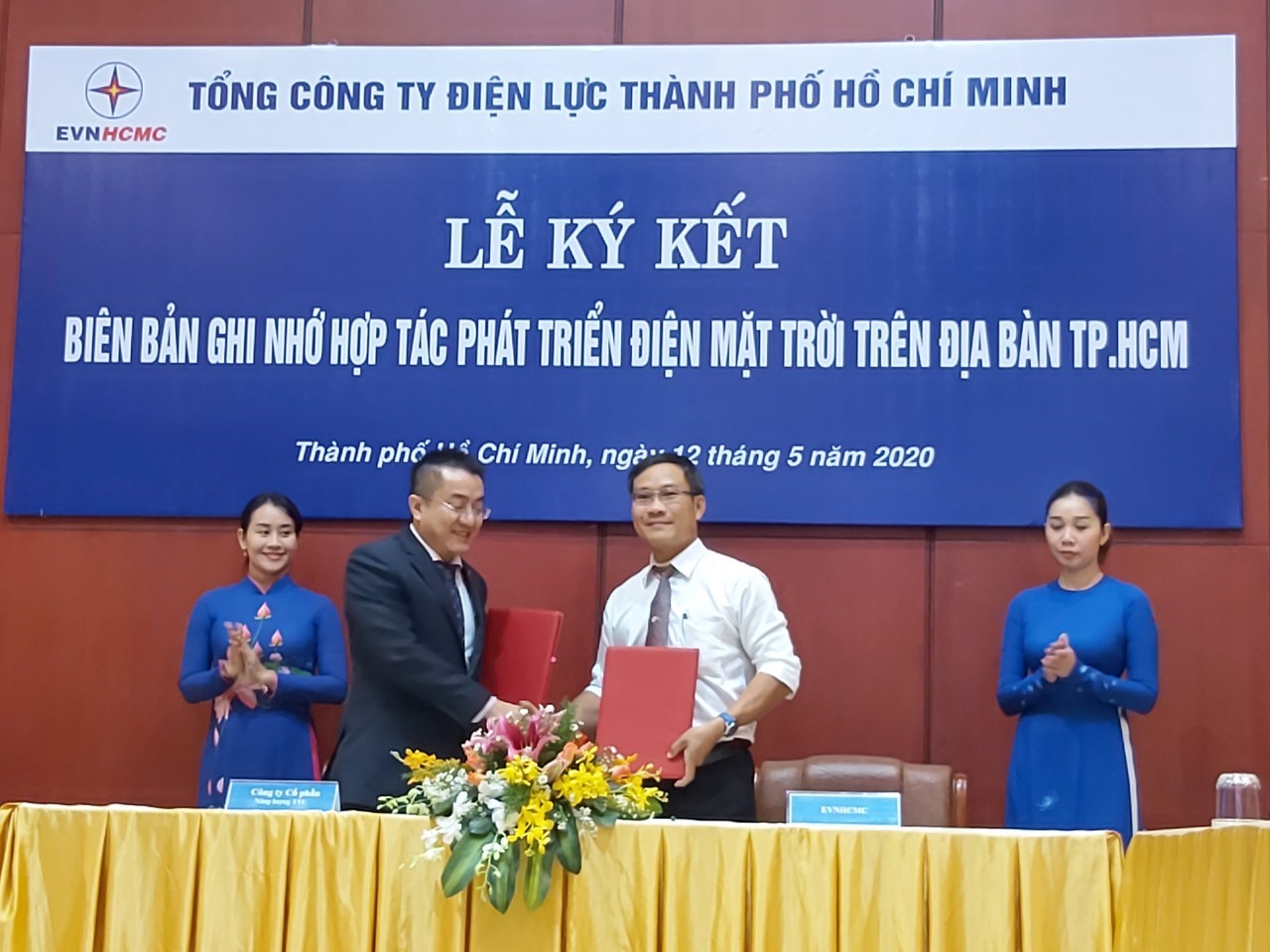 Ông Bùi Trung Kiên, Phó Tổng giám đốc EVNHCMC (thừ hai từ trái qua) ký, trao hợp đồng với đại diện mợt doanh nghiệp. Ảnh Đức Long