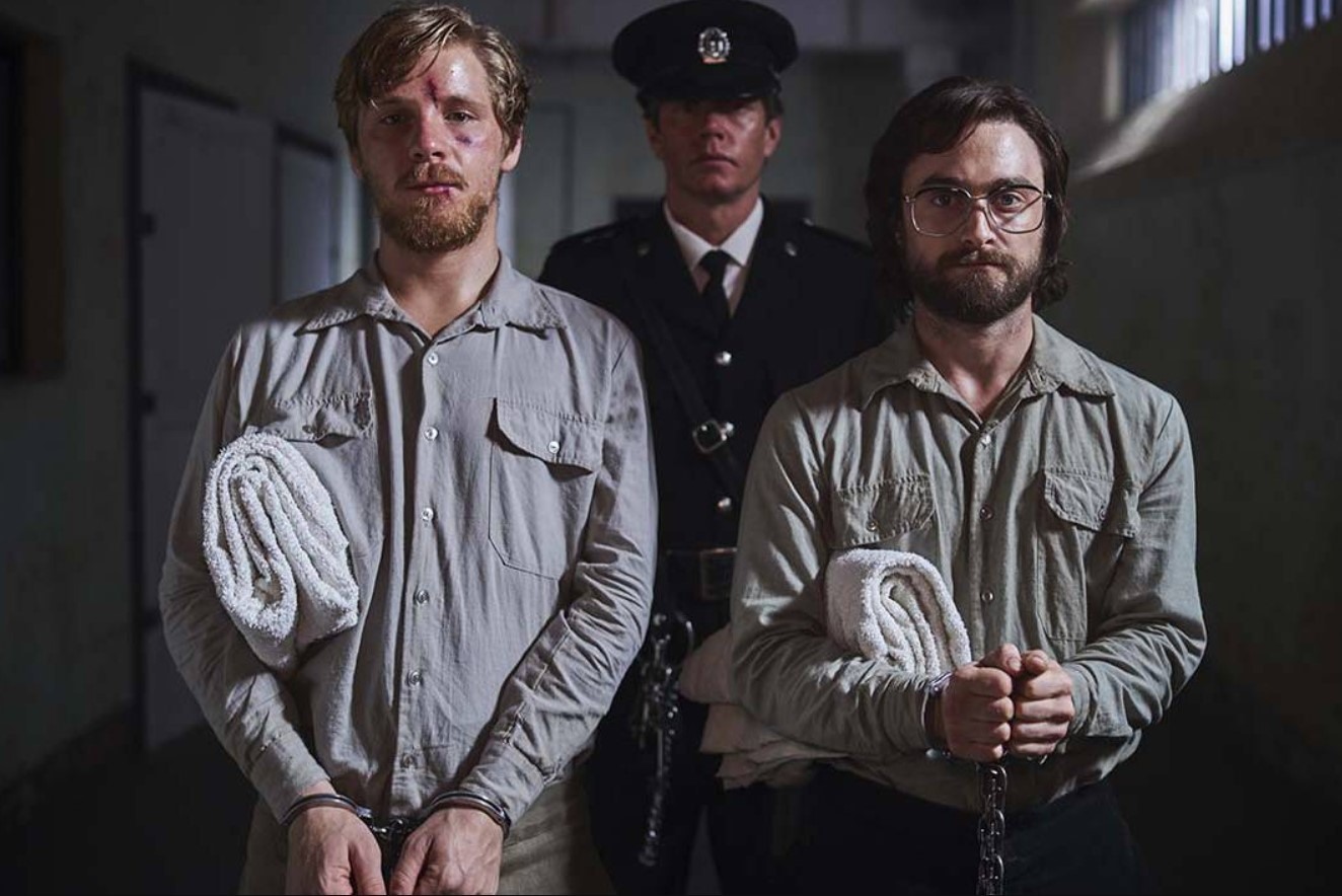 Phim “Phi vụ đào tẩu” đánh dấu sự trở lại của Daniel Radciffe. Ảnh: CGV.