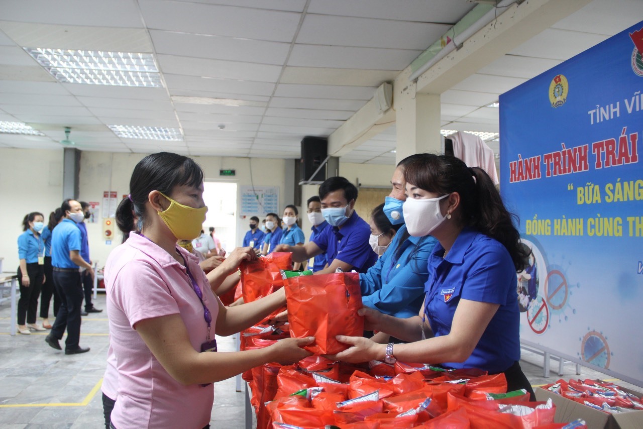 Lãnh đạo Liên đoàn Lao động tỉnh và Tỉnh đoàn Vĩnh Phúc phát “Bữa sáng hạnh phúc” cho công nhân lao động. Ảnh: Huyền Trang.