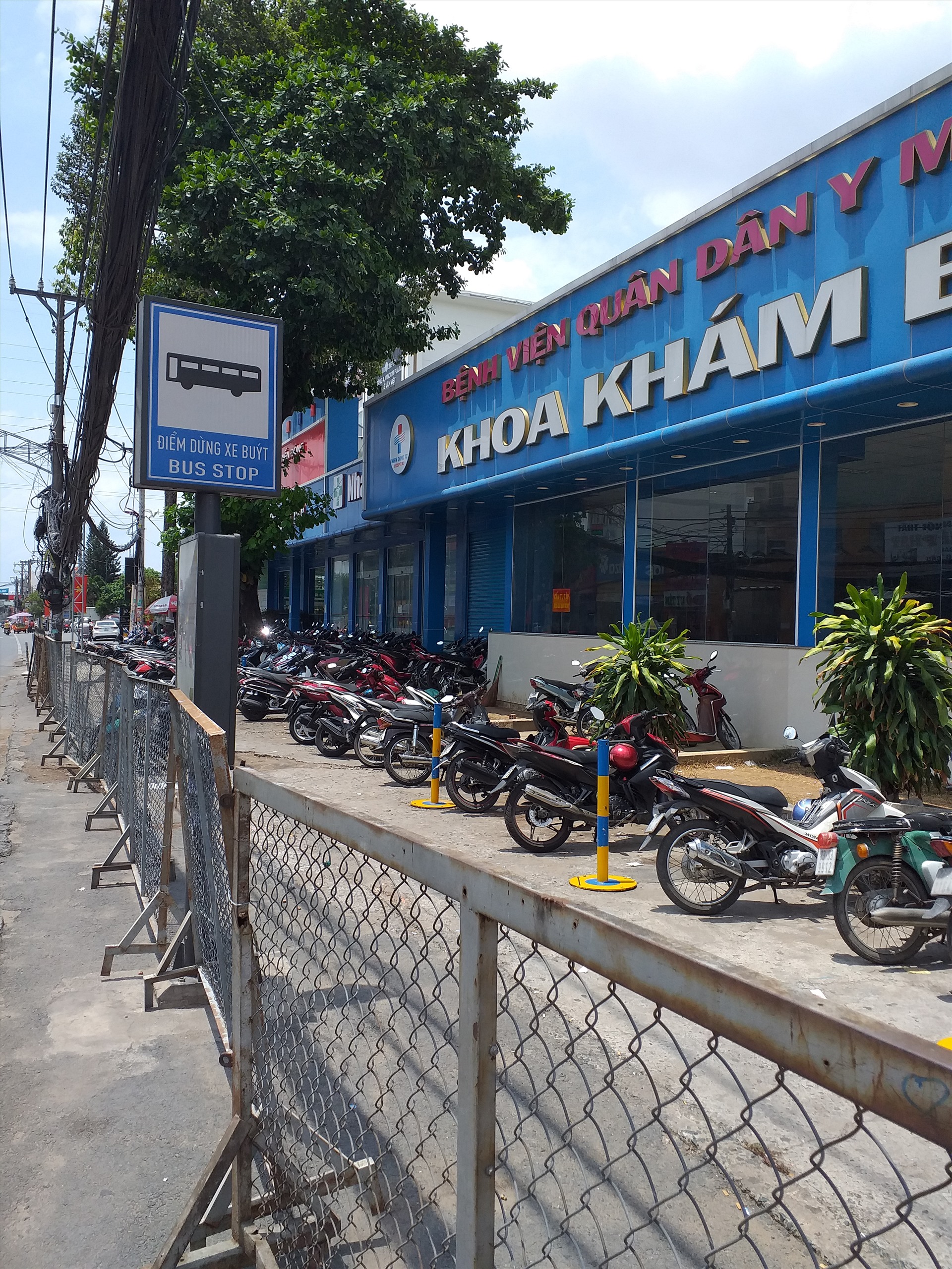 Khu vực để xe rào luôn cả trạm xe buýt. Ảnh Nguyễn Long.