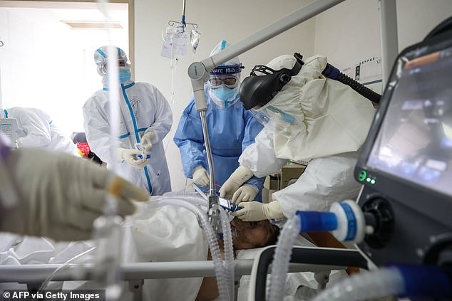 Bác sĩ Yi và Hu được điều trị bằng ECMO. Ảnh: AFP