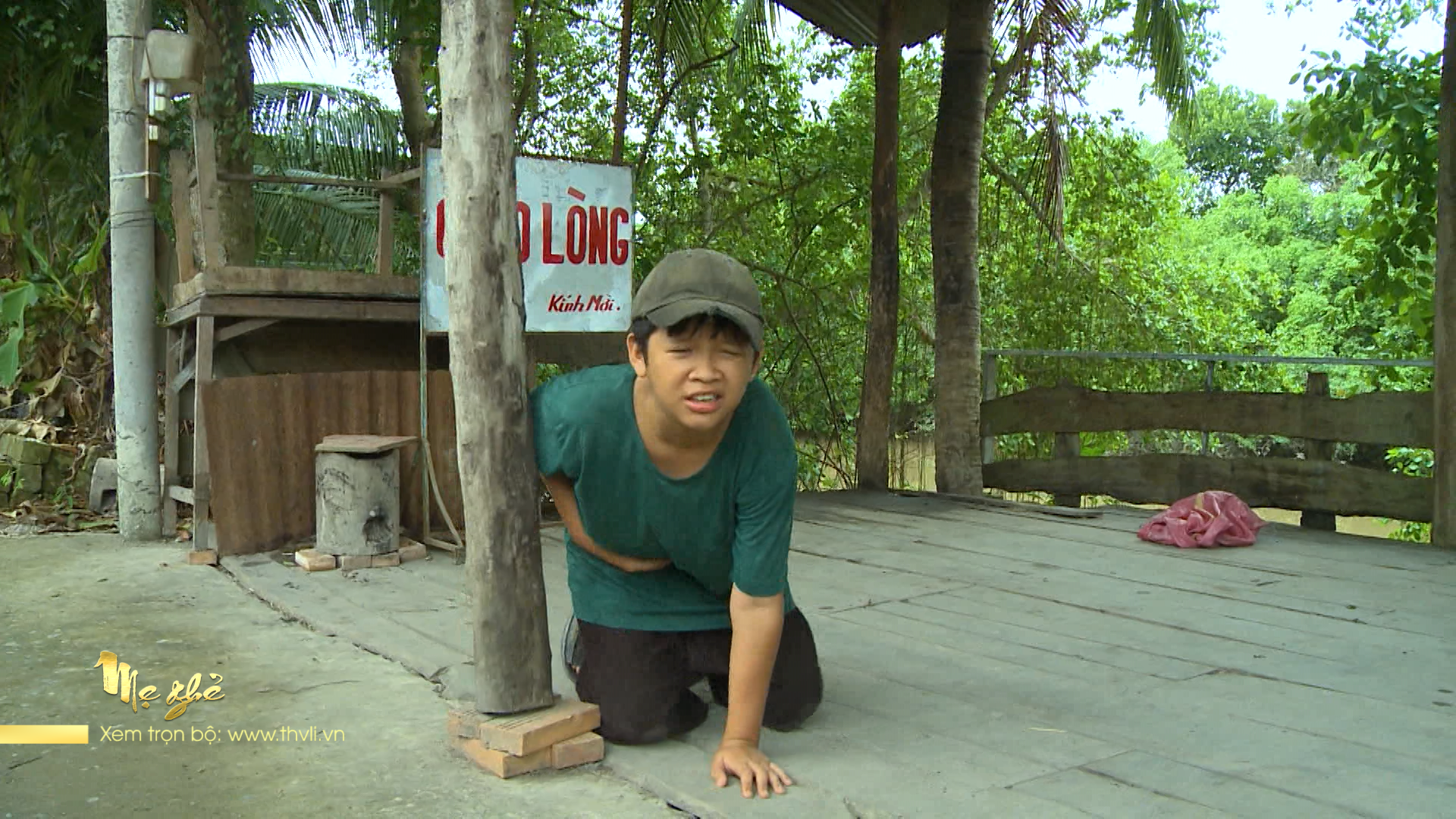 An bị đau bụng phải vào viện. Tình cờ Phong cũng gặp lại Diệu trong hoàn cảnh này. Ảnh: Phim Mẹ ghẻ.