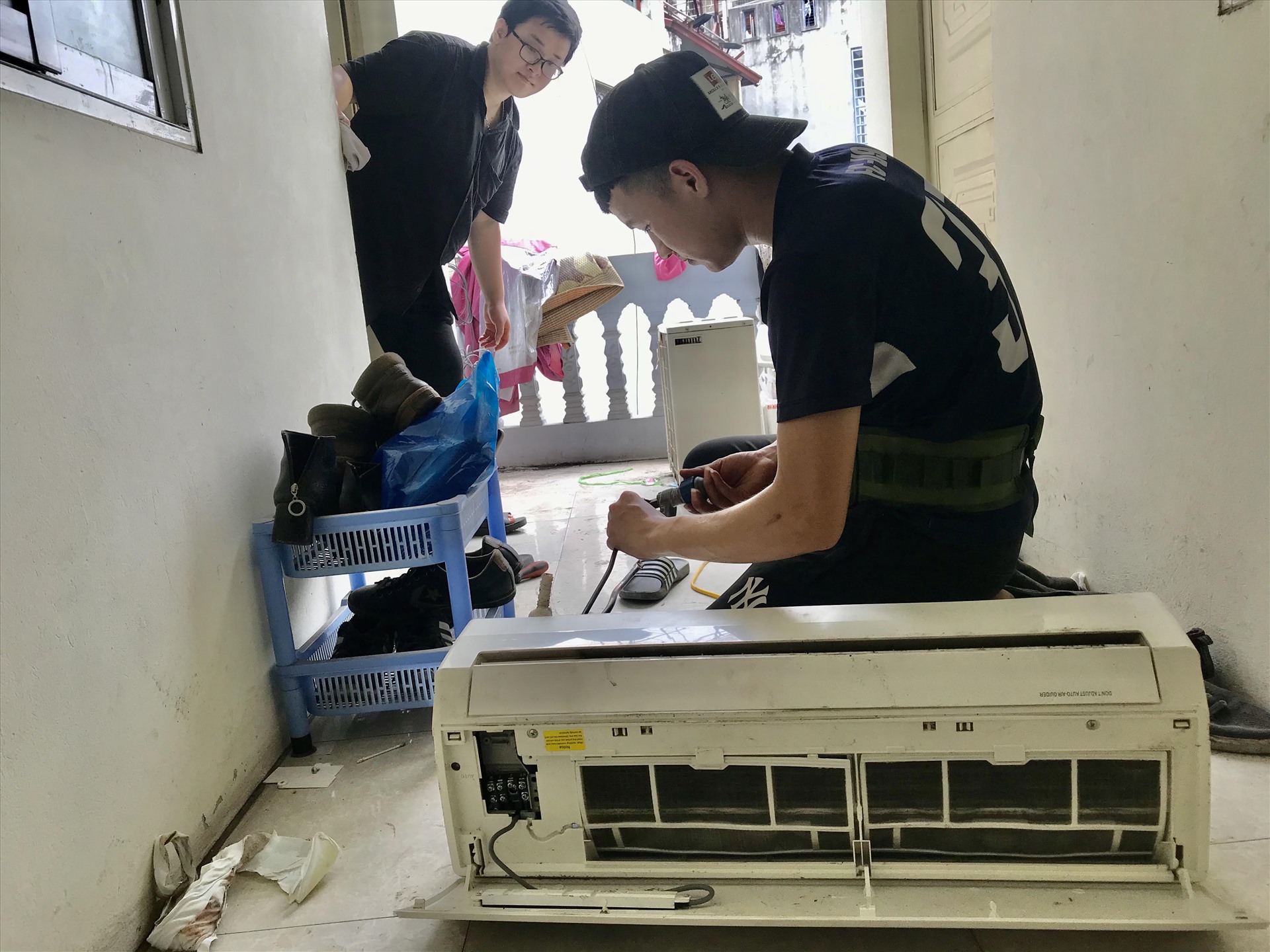 Thợ sửa điều hoà chạy hết công suất ngày hè. Ảnh: T.Hoài