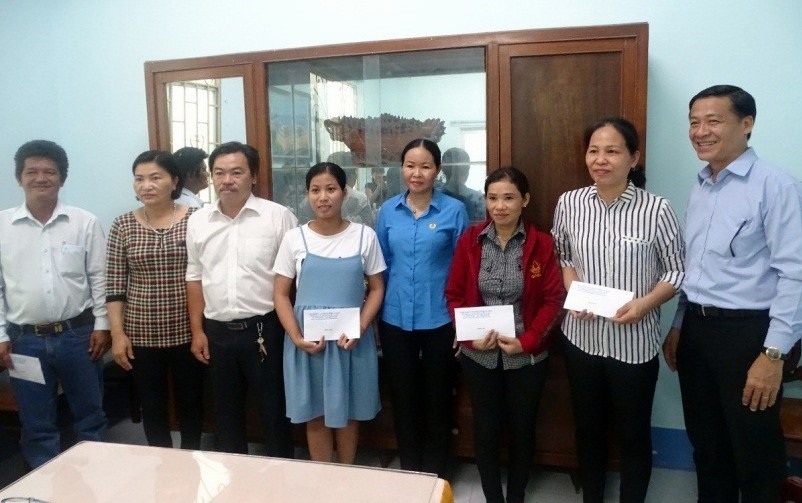 Phó chủ tịch LĐLĐ Cà Mau Lưu Thị Trúc Ly trao quà cho công nhân lao động nhân tháng công nhân (ảnh Nhật Hồ)