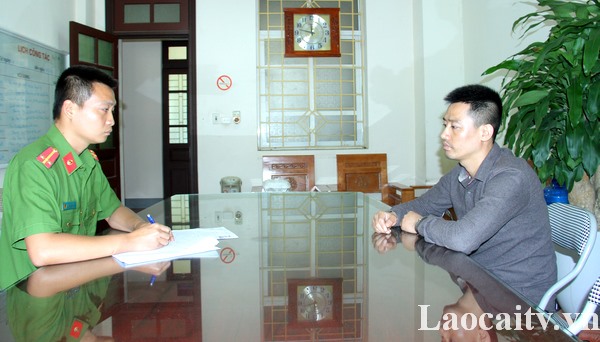 Đối tượng Nguyễn Văn Tươm tại cơ quan công an. Ảnh: Lào Cai TV.