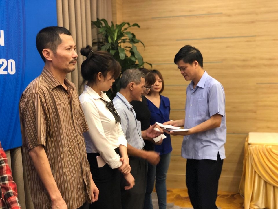 Ông Ngọ Duy Hiểu - Chủ tịch CĐ Viên chức VN, Phó Chủ tịch Tổng LĐLĐVN trao quà cho đoàn viên CĐ Văn phòng Chính phủ khó khăn. Ảnh: Đ.Phương