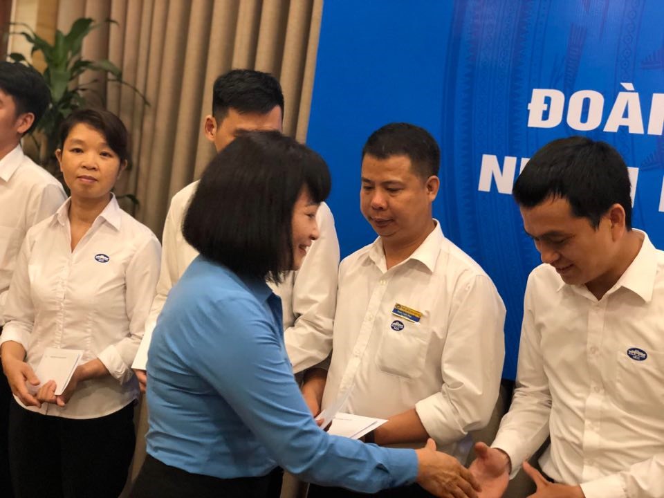 Bà Nguyễn Giang Tuệ Minh - Phó Chủ tịch thường trực Công đoàn Viên chức Việt Nam trao quà đoàn viên khó khăn. Đ.Phương