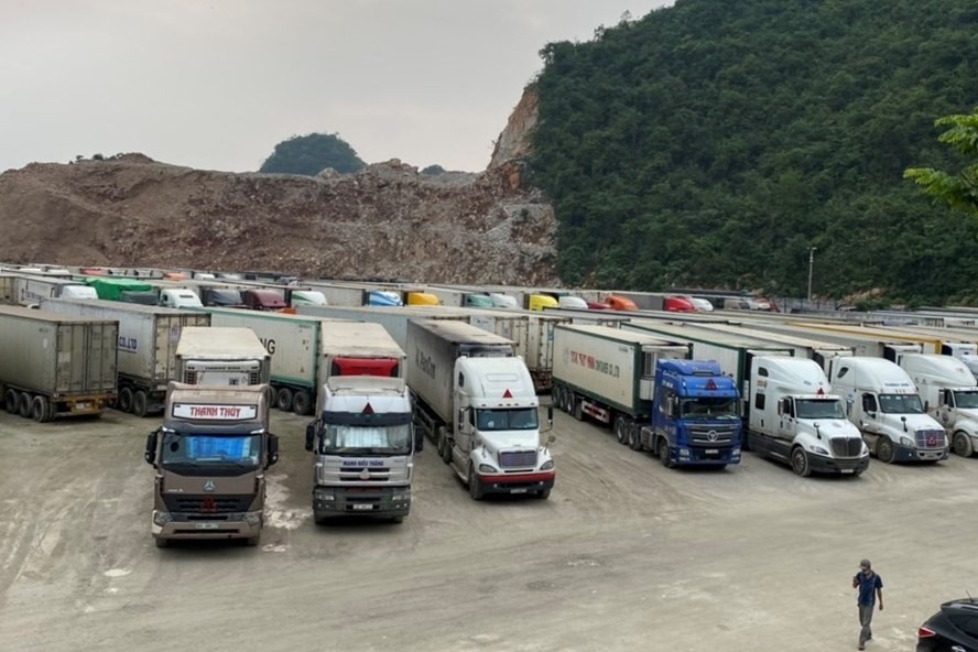 Lượng xe tồn tại cửa khẩu giáp Trung Quốc vẫn cao. Ảnh CTV Như Nguyệt.