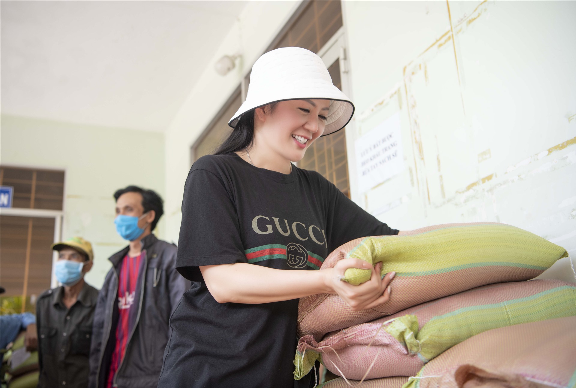 Ngoài ra, nữ nghệ sĩ cũng tặng 3 tấn gạo cho người dân Bến Tre.