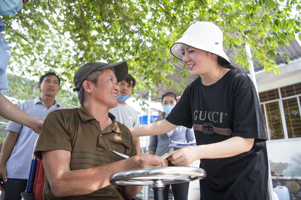 Ca sĩ Đinh Hiền Anh giúp đỡ người dân vùng hạn mặn Bến Tre Ca sĩ Đinh Hiền Anh giúp đỡ người dân vùng hạn mặn Bến Tre