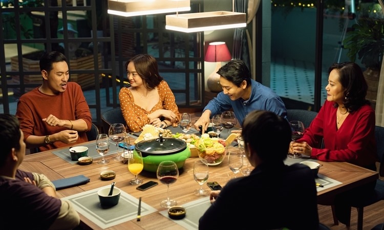 Phim “Tiệc trăng máu“. Ảnh cắt từ clip