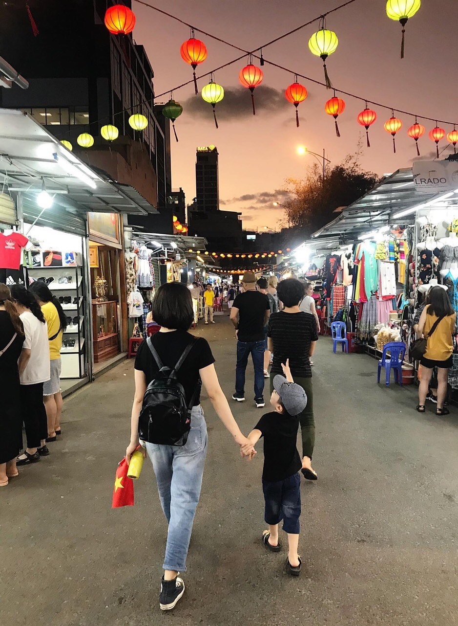 Sau một ngày thưởng lãm vị biển du khách có dịp vào phố đi bộ ngắm sản vật xứ Trầm. Ảnh: Hoàng Anh